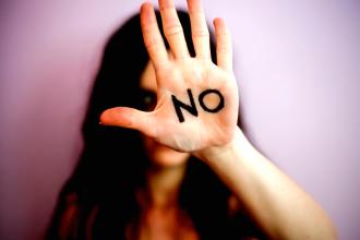 
		Gegen Häusliche Gewalt: Eine Frau hat Nein auf der Hand stehen
	
